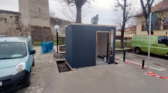 Oradea testează în premieră naţională două toalete publice automate smart